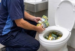 Tuvalette 100 bin dolardan fazla para buldu: Paranın sahibi hâlâ bilinmiyor