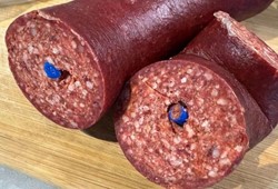 Ünlü markaya yabancı madde suçlaması: Sucuktan plastik parça çıktı