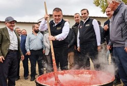 vali-sozer-hasada-katildi-salca-kazaninin-basina-gecti.jpg