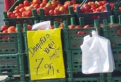 vatandas-ayakta-alkisladi-zamlarin-ortasinda-7-liraya-domates-satiyorlar.jpg