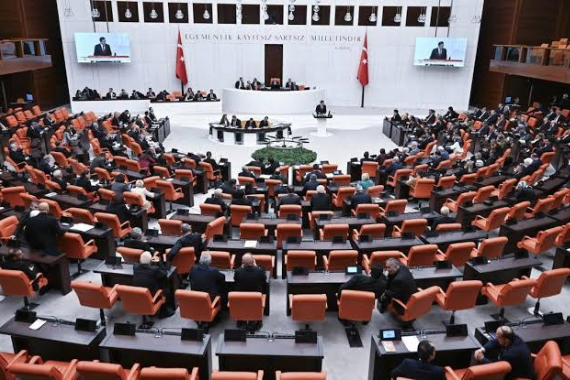 Vekiller üzgün! Meclis’te büyük zam!