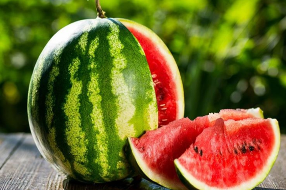 Yazın favori meyvesi karpuzun sağlığa faydaları nedir? Fazla karpuzun zararı var mı?