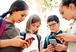 Yeni dönem başladı: Öğrencilere cep telefonu ve tayt yasağı