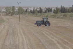 Yerli traktör sahaya indi! 3 liralık şarjla tarlayı süren traktör üretildi