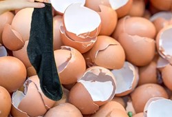 Yumurta kabuğundan şaşırtan kullanım! Çoraba doldurun, farkı görün