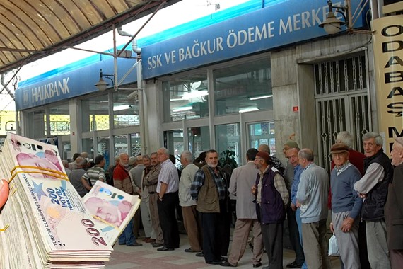Emekliye Müjde: Zam Farkı Ödeme Tarihleri Açıklandı! En Düşük Emekli Aylığı Ne Kadar Oldu?