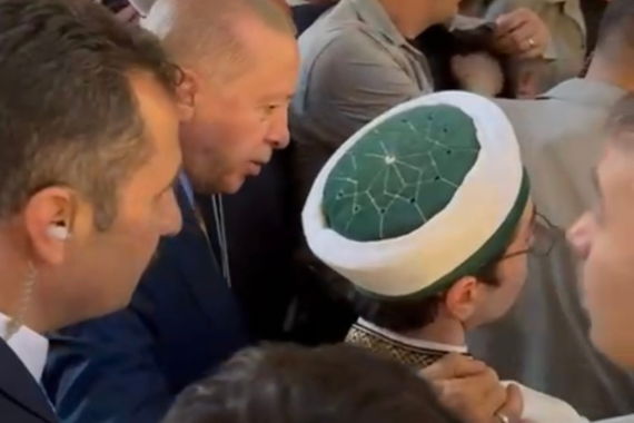 4-dilde-hutbe-okuyan-genc-hafiz-hayran-birakti.png