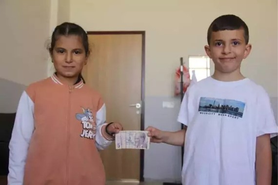 5-liranin-ustundeki-yaziyi-okuyunca-kosarak-ogretmenine-gitti-olay-buyudu.jpg