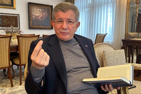 ahmet-davutoglu-yine-sasirtmadi-geri-adim-atti.jpg