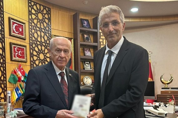 bahcelinin-nedim-senere-verdigi-hediye-gundeme-damga-vurdu.jpg
