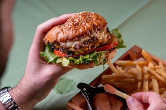 Birer birer kapanıyorlar: Dev hamburger zincirine kayyum atandı