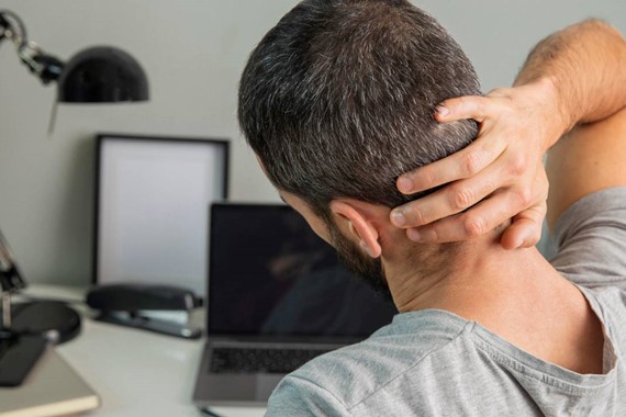 "Geçer" Demeden Önce Bir Kez Daha Düşünün: Boyun Ağrısı Normal mi?