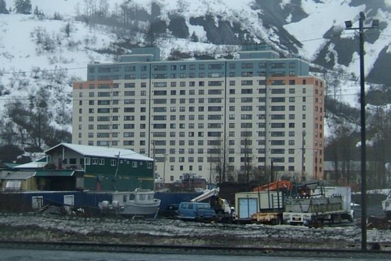 Bütün şehir tek bir binaya doluştu: Birlikte yaşıyorlar