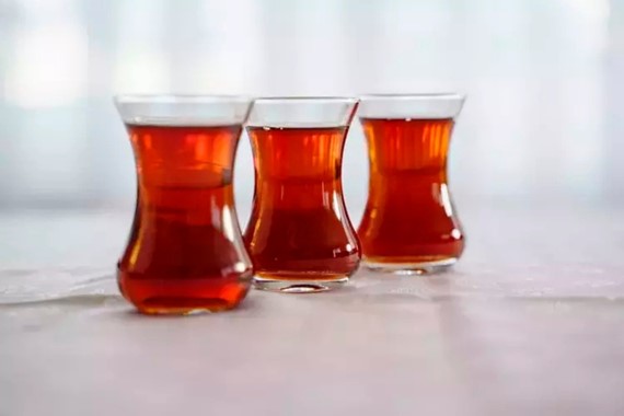 cay-suyuna-sadece-1-parca-ekleyin-lezzeti-artiyor-saatlerce-taze-kaliyor.jpg