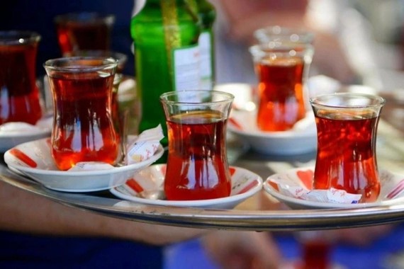 cay-tabagi-yuzunden-ipler-koptu-iki-dev-marka-mahkemede-kozlarini-paylasti.jpg