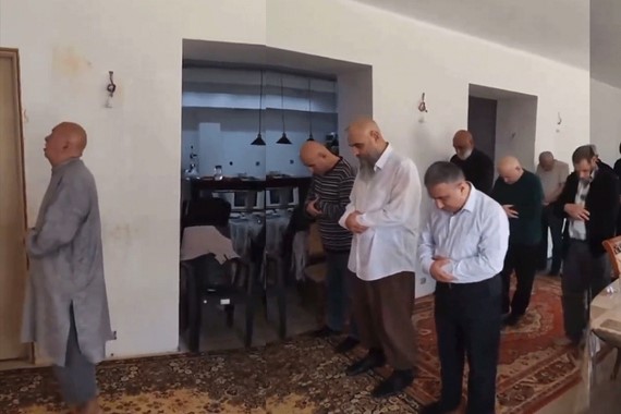 cemaat-saskina-dondu-ajan-provokatorler-namazi-turkce-kildi.jpg