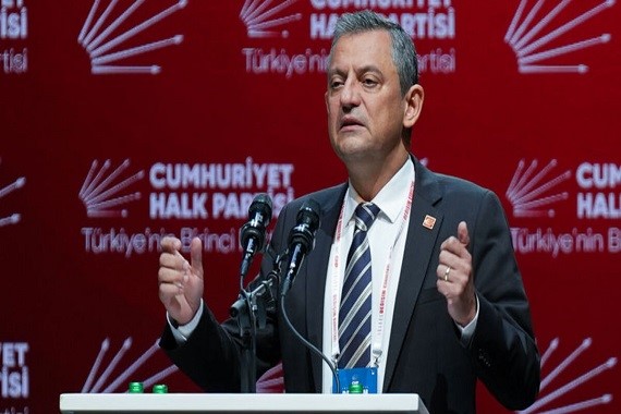 chpde-firtina-basladi-ozgur-ozel-sahneye-cikti-kilicdaroglu-tribunde.jpeg