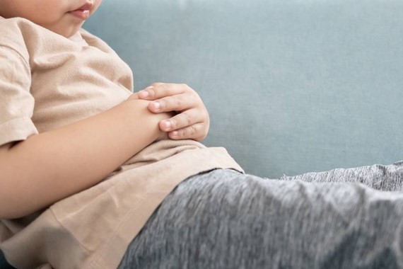 Sakın 'Üşütmüştür' Demeyin! Çocuklarda Böbrek Reflüsünü Ele Veren 2 Kritik Belirti