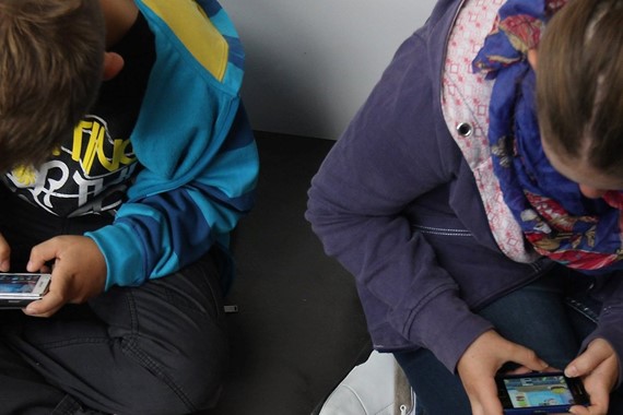 Çocuğunuz Telefonu Elinden Bırakamıyor mu? Yasaklamak Yerine Bu 5 Adımı Deneyin
