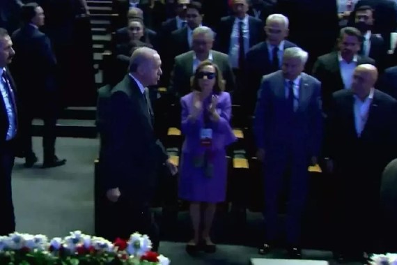 cumhurbaskani-erdogan-salonu-terk-etti-gelen-telefon-gundem-oldu.jpg