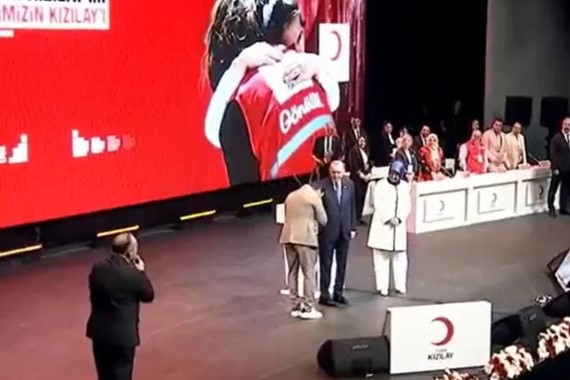 cumhurbaskani-erdoganin-elini-optu-sonra-da-sarki-soyledi.jpg
