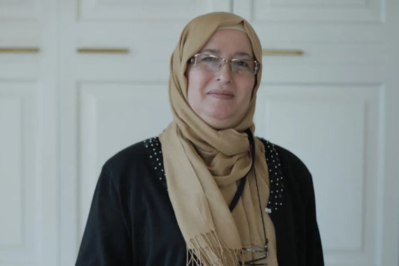 diyanetin-hutbesine-kizip-basortusunu-cikardi.jpg