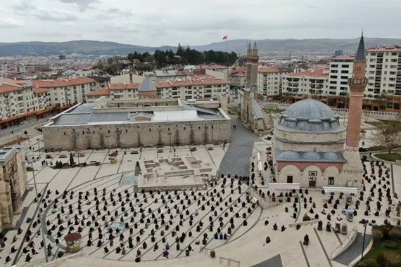 Elazığ'da Cuma Namazı Kaçta Okunuyor? Sivas, Kayseri Cuma Namazı Saatleri 29 Mayıs 2026!