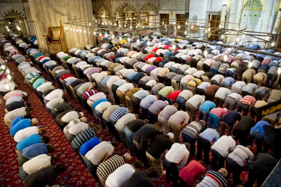 Erkekler Şortla Namaz Kılabilir mi? Diyanet Açıklaması