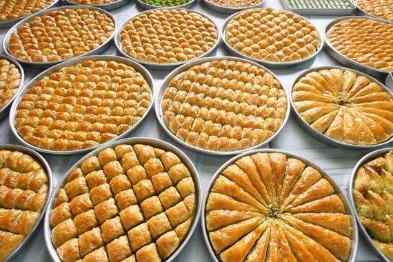 evde-kolay-baklava-tarifi-cevizli-ve-serbetli-bayram-baklavasi-nasil-yapilir.jpg