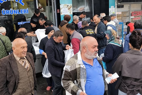 Fiyatı gören kasaya koştu! Alan bir tane değil, kasa kasa aldı