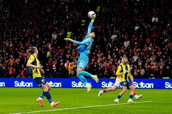 futbolda-ezber-bozan-karar-kalecinin-bu-hareketi-artik-korner-sayilacak.jpg