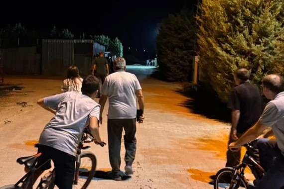 gece-yarisi-kotu-koku-seferberligi-mahalle-sakinleri-sokaga-dokuldu.jpg