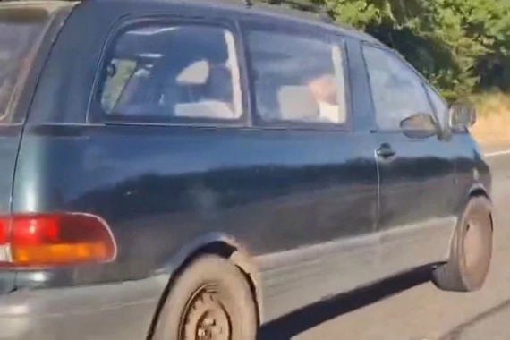 gorenler-gozlerine-inanamadi-eski-basbakanin-araci-gundem-oldu.jpg