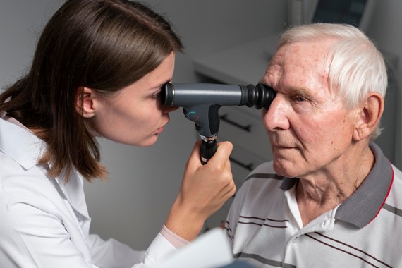 Göz Muayenesi ile Alzheimer ve Parkinson Teşhisi: Gözleriniz Beyninizin Aynası Olabilir!