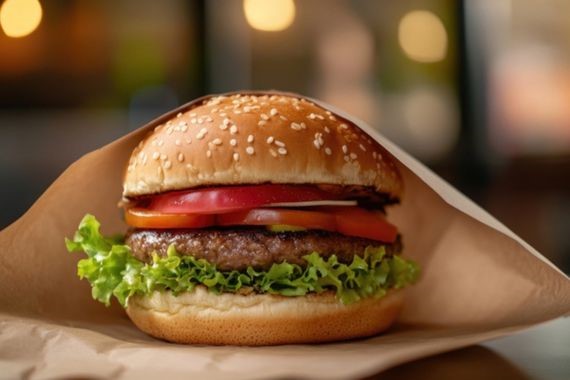 Hamburger yediği için ameliyat alındı: Tam 13 milyon tanesi toplatılıyor