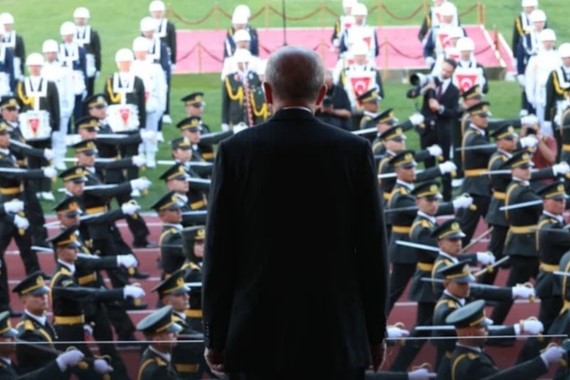 harp-okullarinda-mezuniyet-surprizi-ogrenciler-sahneye-dizi-muzigiyle-cikti.jpg