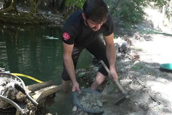 Her Gün Dereye Girip Altın Çıkarıyor: Yıllardır Bu İşin Peşinde!