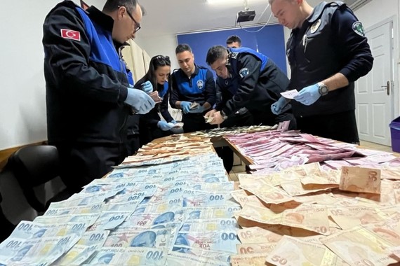inanilmaz-olay-dilencinin-parasini-8-kisi-zor-saydi-gorenler-inanamadi.jpg
