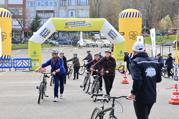 İSPARK'ın Ücretsiz Bisiklet Eğitimi 39 İlçe Meydan ve Otoparklarda!