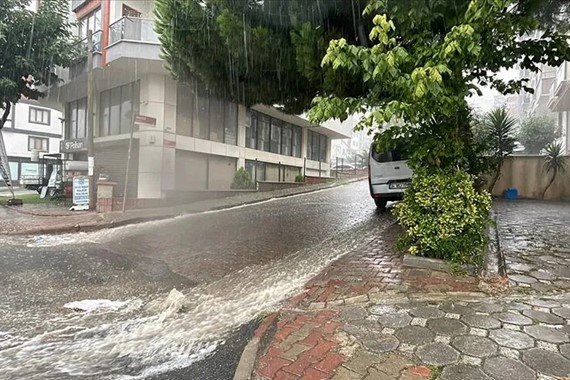 İstanbul'da Sağanak Yağış Alarmı! Meteoroloji Uyardı: İşte Kuvvetli Yağış Beklenen 7 İlçe