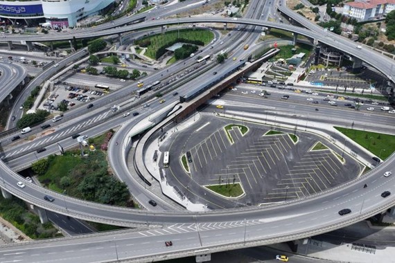 İstanbul’da Ulaşımda Yeni Dönem: Uzunçayır Kavşağı Yaya Üstgeçidi Açıldı!