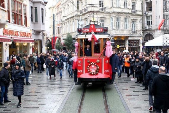 İğne Atsan Yere Düşmedi: İstiklal Caddesi 107 Milyon Kişiyle Dünya Rekoruna Koşuyor!