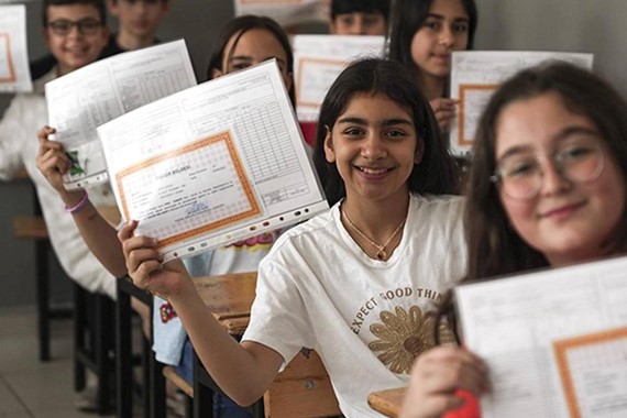 Karne Döneminde Anne Babalar Dikkat: İlk Sorunuz "Karnen Nasıl?" Olmasın!
