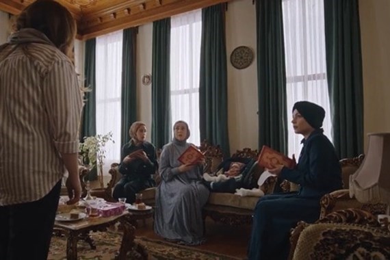 kizilcik-serbetindeki-basortusu-sahnesi-sosyal-medyada-gundem-oldu.jpg