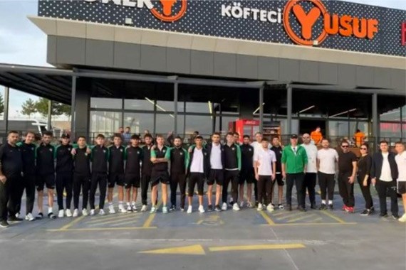 kofteci-yusufa-futbol-dunyasindan-surpriz-destek-tum-takim-yemege-gitti.jpeg