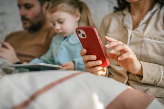 Kontrolsüz Ekran Kullanımı Psikolojimizi Nasıl Etkiliyor?