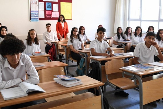 liselerde-yeni-donem-resmen-basladi-bu-kural-ogrencileri-kara-kara-dusunduruyor.jpg