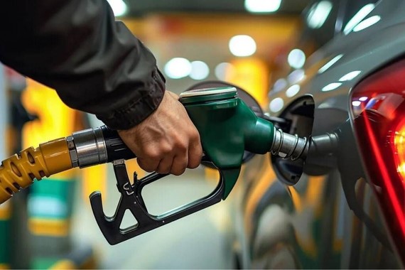 litresi-50-tlye-cikiyor-benzin-ve-motorine-pes-pese-zam.jpeg