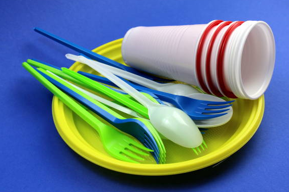 Plastikte 'Yasak' Devri Başlıyor: Yıl Sonundan İtibaren Çatal, Pipet ve Tabaklara Veda!