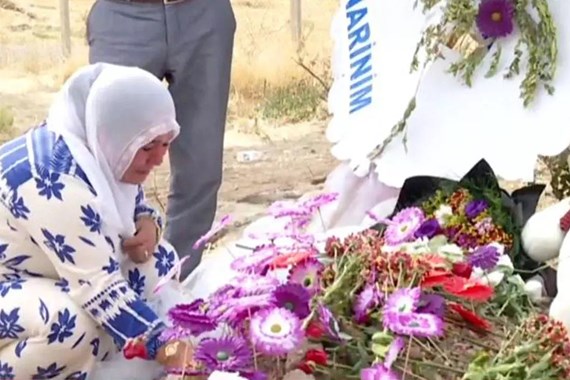 narinin-mezari-basinda-kan-donduran-agit.jpg